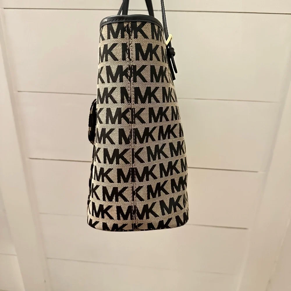 MICHEAL KORS Jet set black-tan medium logo  signature print tote shoulder bag